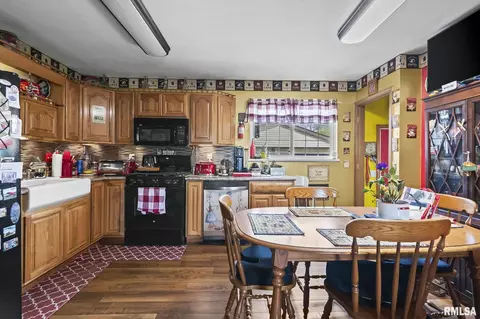 Kitchen - 2409 Sutherland Rd, Springfield, IL 62702 photo 2 of 3