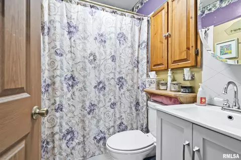 Bath - 2409 Sutherland Rd, Springfield, IL 62702 photo 1 of 3