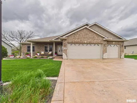 208 Pinehurst Ln, Washington, IL 61571