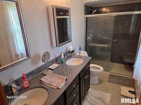 Bath - 3308 Rawlings Dr, Springfield, IL 62704 photo 1 of 1