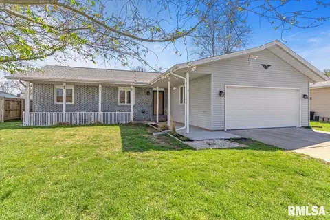 832 Magnolia Dr, Chatham, IL 62629