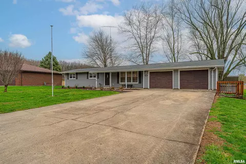 308 Ward Dr, Elkhart, IL 62634