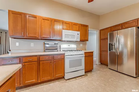 Kitchen - 308 Ward Dr, Elkhart, IL 62634 photo 2 of 4