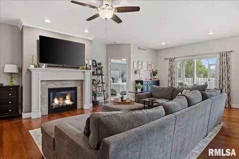 Living - 1508 Balfour Dr, Springfield, IL 62711 photo 2 of 2