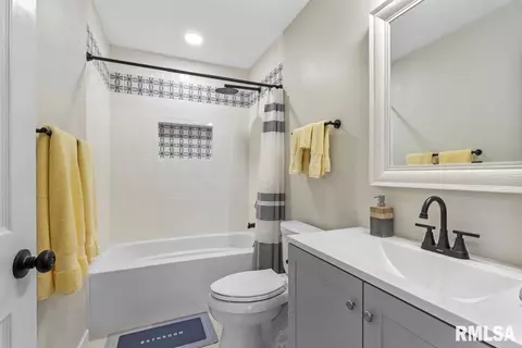 Bath - 97 Mccarthy Dr, Springfield, IL 62702 photo 2 of 2