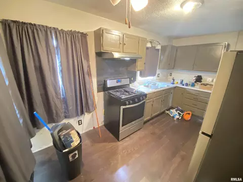 Kitchen - 37 Belle Pl, Springfield, IL 62704 photo 3 of 3