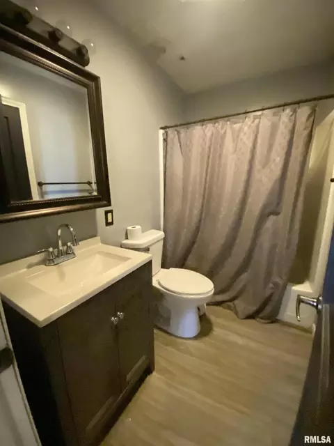 Bath - 37 Belle Pl, Springfield, IL 62704 photo 1 of 1