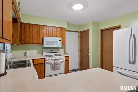 Kitchen - 1116 Bolin Ct, Springfield, IL 62703 photo 1 of 1