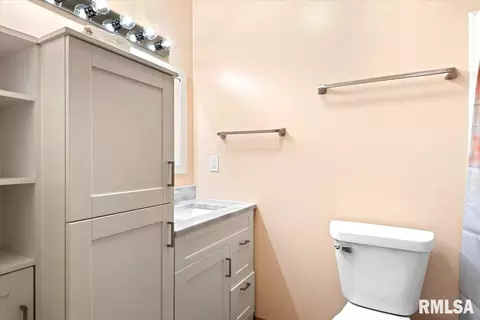 Bath - 1116 Bolin Ct, Springfield, IL 62703 photo 1 of 2