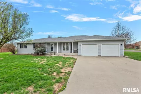 145 Illini Trl, Virden, IL 62690