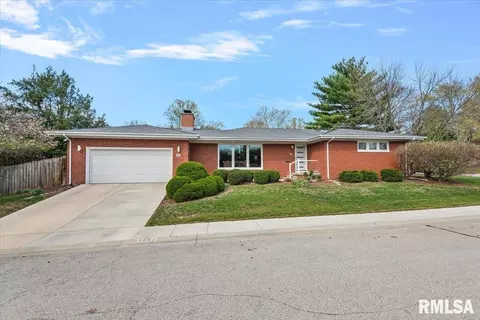 1401 Ivywood Dr, Springfield, IL 62704