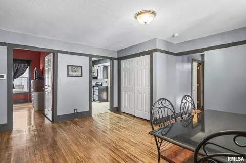 Dining - 1621 N 8th St, Springfield, IL 62702 photo 2 of 2