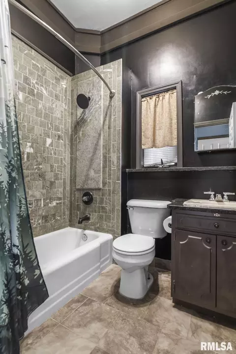 Bath - 1621 N 8th St, Springfield, IL 62702 photo 2 of 2