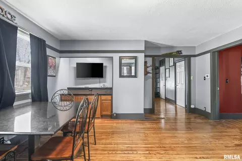 Dining - 1621 N 8th St, Springfield, IL 62702 photo 1 of 2