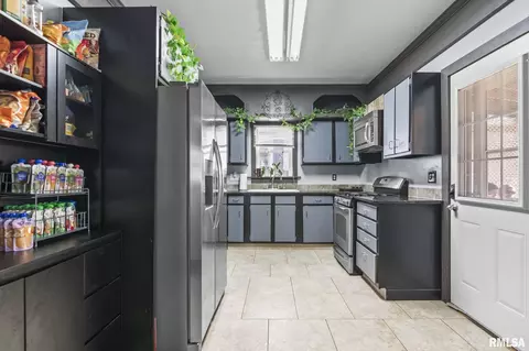 Kitchen - 1621 N 8th St, Springfield, IL 62702 photo 1 of 2