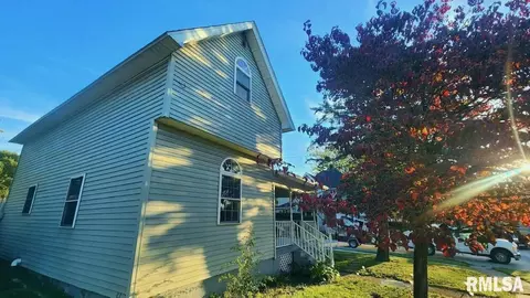 823 E Park St, Taylorville, IL 62568