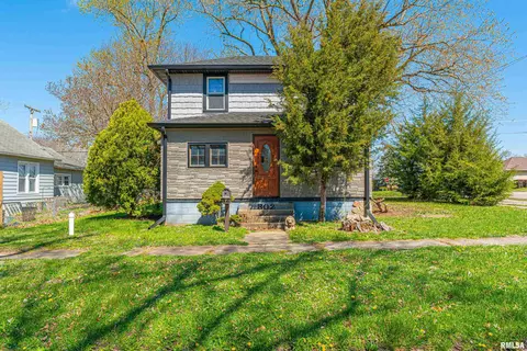 302 4th St, Lincoln, IL 62656