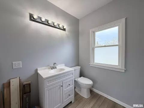 Bath - 604 Walnut St, Abingdon, IL 61410 photo 2 of 4