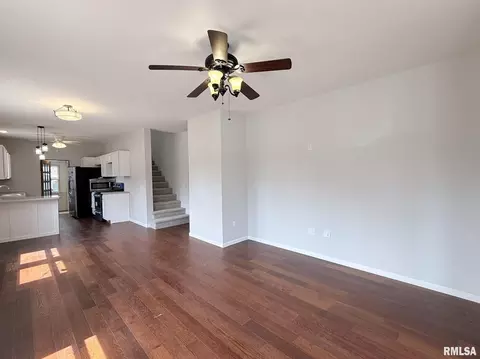 Living - 604 Walnut St, Abingdon, IL 61410 photo 3 of 5