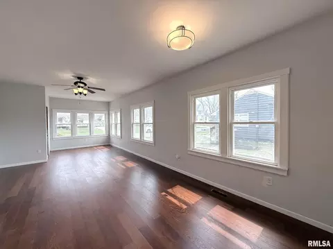 Living - 604 Walnut St, Abingdon, IL 61410 photo 4 of 5