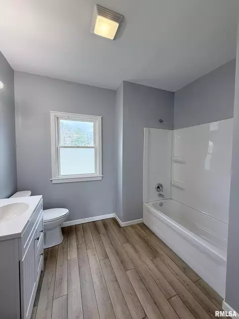 Bath - 604 Walnut St, Abingdon, IL 61410 photo 1 of 4