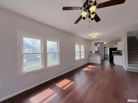 Living - 604 Walnut St, Abingdon, IL 61410 photo 2 of 5