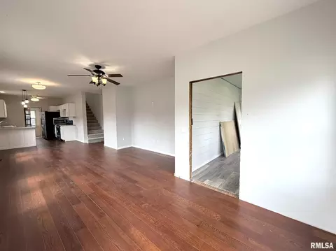 Living - 604 Walnut St, Abingdon, IL 61410 photo 1 of 5