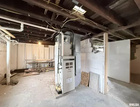 Entry Way - 604 Walnut St, Abingdon, IL 61410 photo 2 of 2