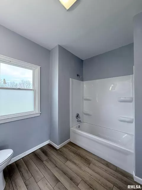 Bath - 604 Walnut St, Abingdon, IL 61410 photo 3 of 4
