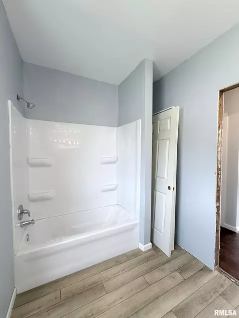 Bath - 604 Walnut St, Abingdon, IL 61410 photo 4 of 4