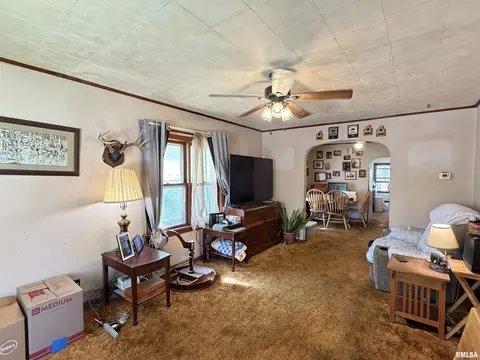Living - 209 Yates Ave, Springfield, IL 62702 photo 2 of 3