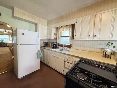 Kitchen - 209 Yates Ave, Springfield, IL 62702 photo 2 of 2
