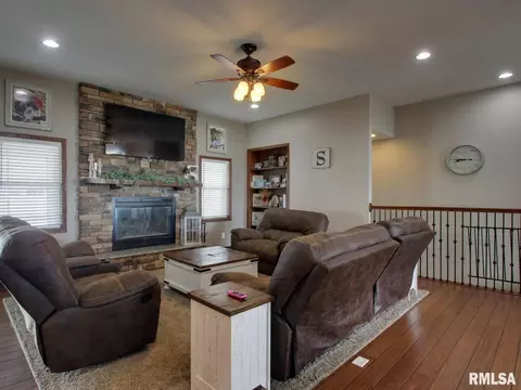 Living - 1409 Pratt St, Barry, IL 62312 photo 2 of 3