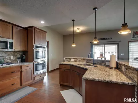 Kitchen - 1409 Pratt St, Barry, IL 62312 photo 2 of 4