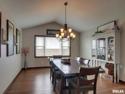Dining - 1409 Pratt St, Barry, IL 62312 photo 2 of 3