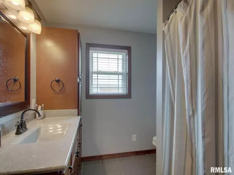 Bath - 1409 Pratt St, Barry, IL 62312 photo 2 of 3