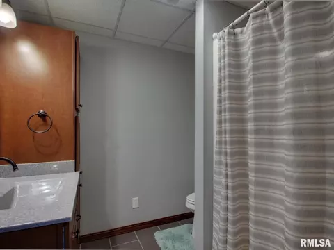 Bath - 1409 Pratt St, Barry, IL 62312 photo 3 of 3