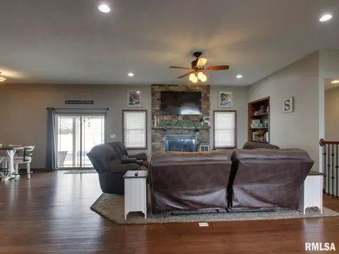 Living - 1409 Pratt St, Barry, IL 62312 photo 1 of 3