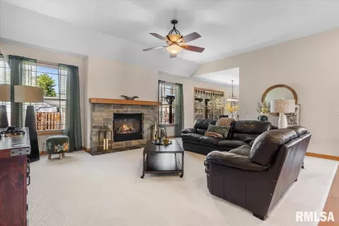 Living - 2211 Wydown Ave, Springfield, IL 62704 photo 1 of 2
