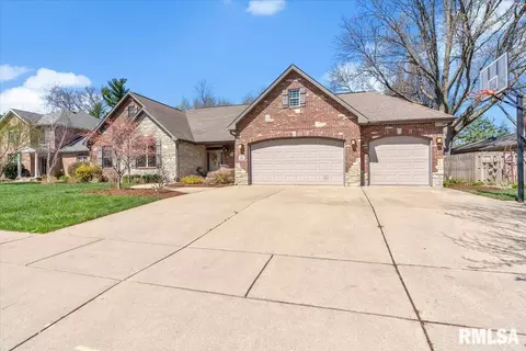 Exterior - 2211 Wydown Ave, Springfield, IL 62704 photo 4 of 9