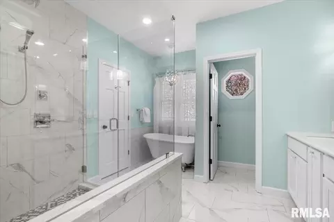 Bath - 2211 Wydown Ave, Springfield, IL 62704 photo 4 of 7