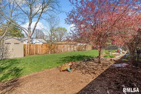Exterior - 2211 Wydown Ave, Springfield, IL 62704 photo 7 of 9