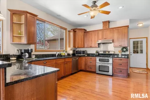 Kitchen - 2211 Wydown Ave, Springfield, IL 62704 photo 1 of 2