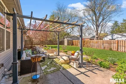 Exterior - 2211 Wydown Ave, Springfield, IL 62704 photo 6 of 9