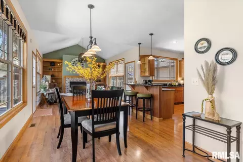 Dining - 2211 Wydown Ave, Springfield, IL 62704 photo 1 of 1