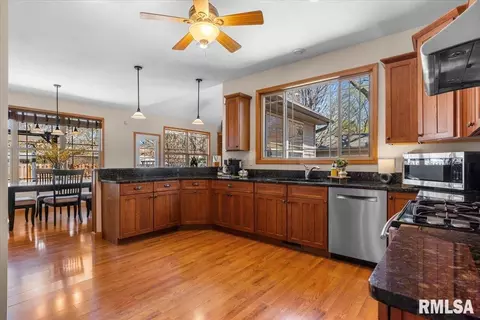 Kitchen - 2211 Wydown Ave, Springfield, IL 62704 photo 2 of 2