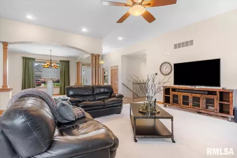 Living - 2211 Wydown Ave, Springfield, IL 62704 photo 2 of 2