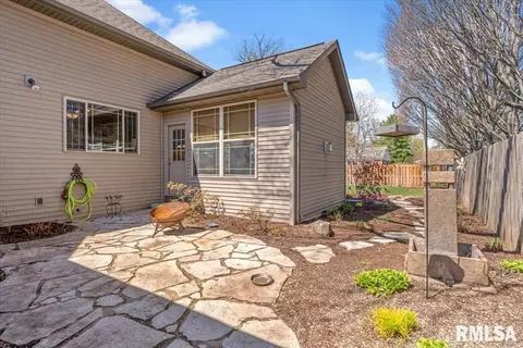 Exterior - 2211 Wydown Ave, Springfield, IL 62704 photo 5 of 9