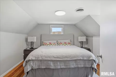 Bedroom - 1401 E Lake Shore Dr, Springfield, IL 62712 photo 7 of 8