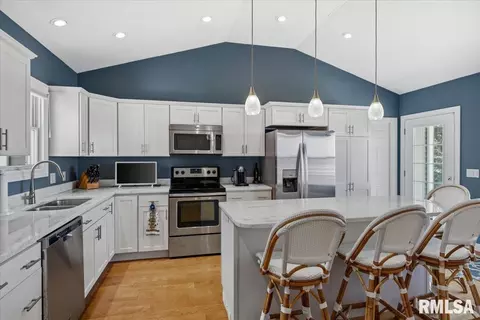 Kitchen - 1401 E Lake Shore Dr, Springfield, IL 62712 photo 1 of 4